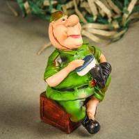 Фигура декоративная Солдат чистит сапоги - купить с доставкой